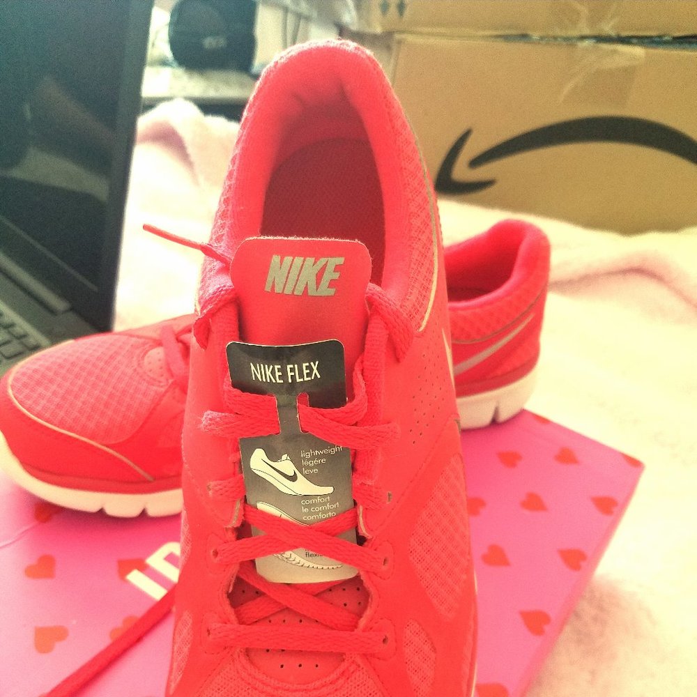 BRAND NEW Nike Flex Running Shoes NWT